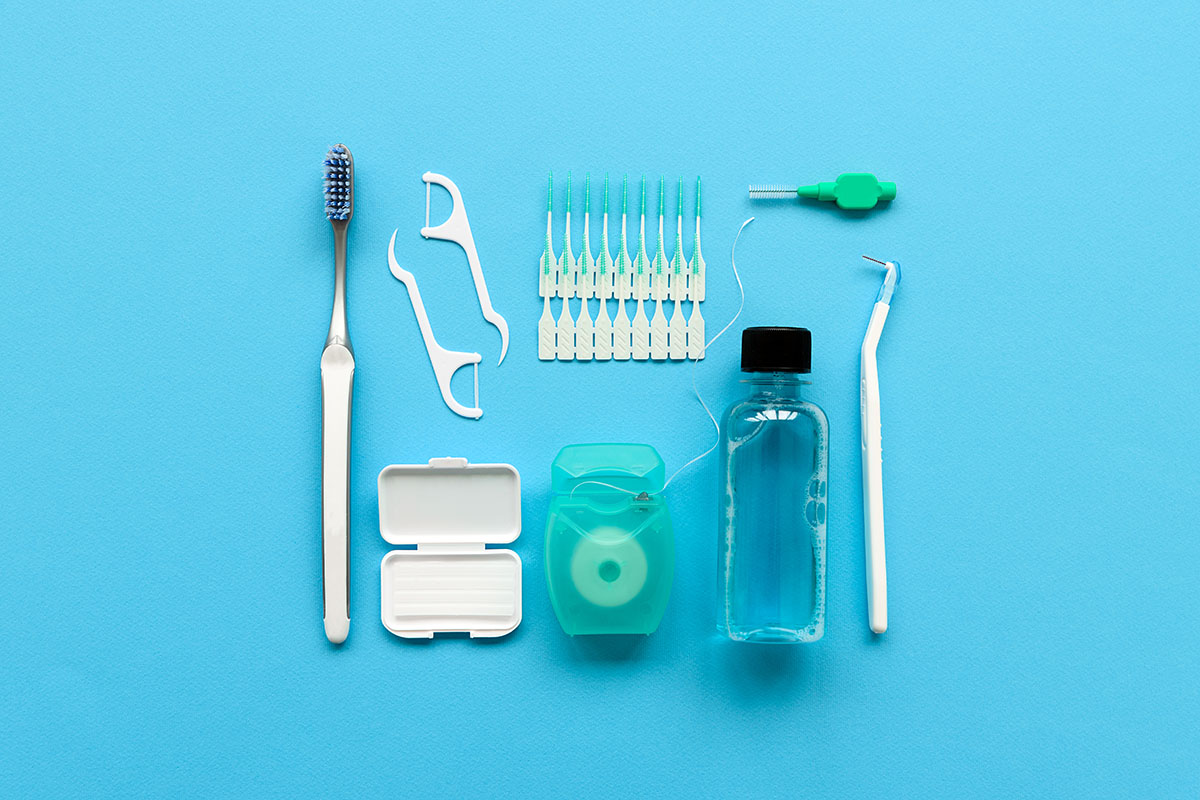 Different tools for dental care while traveling